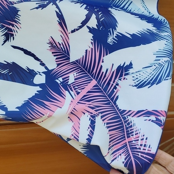 Cute bathing suit top. SIZE MEDIUM. Blue and pink palm tree design. CUTE - Picture 3 of 7